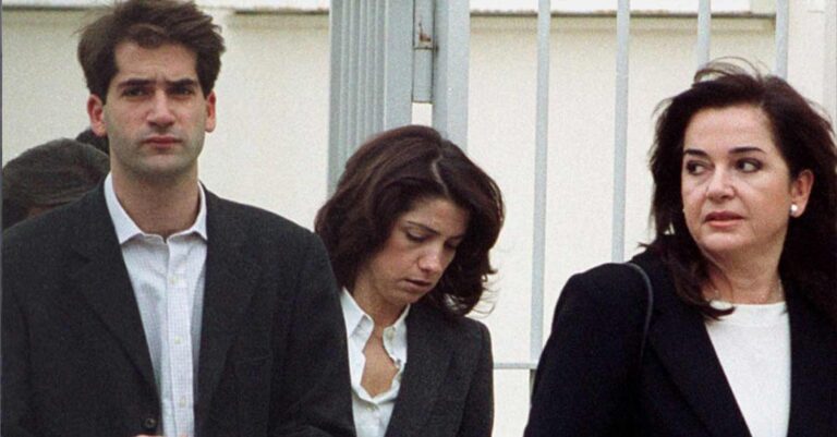 «Μάνα Ντόρα έλα με φόρα»: Συγκινεί η Αλεξία και ο Κώστας Μπακογιάννης μιλώντας για τη μητέρα τους