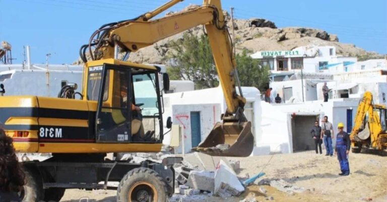 Mύκονος: Ξεκίνησε η πρώτη κατεδάφιση αυθαιρέτου 20τμ στην παραλία Μερσίνη – Μπροστά από το εξοχικό εφοπλιστή