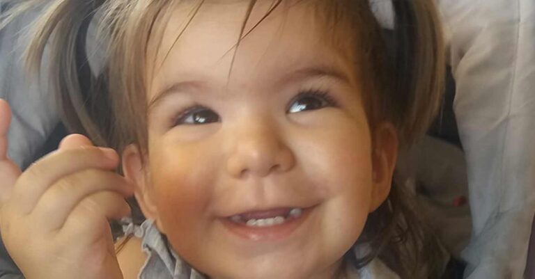 Κρήτη: «Καλό ταξίδι άγγελέ μου θα σε αγαπάμε για πάντα» – Συγκλονίζει το αντίο της μητέρας του 2,5 ετών κοριτσιού που παρασύρθηκε από το αγροτικό του πατέρα