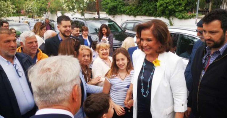 Με τα εγγόνια της στην κάλπη η Ντόρα Μπακογιάννη