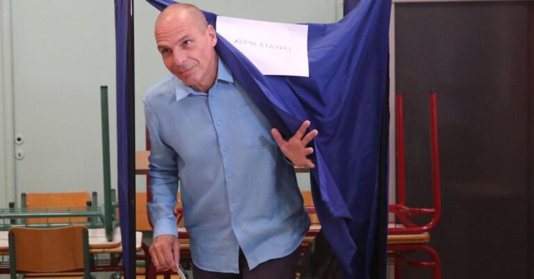 Ψήφισε ο Γιάνης Βαρουφάκης: «Μέχρι να κλείσουν οι κάλπες, ψήφο-ψήφο φτάνουμε το στόχο μας»