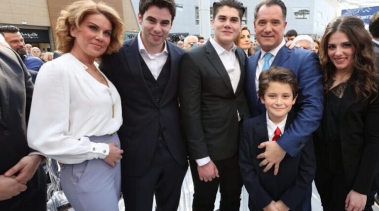 Μανωλίδου: Το τρυφερό μήνυμα για την αποφοίτηση του Περσέα – «Τον θυμάμαι νεογέννητο, να τον βγάζω με το καλαθάκι από το μαιευτήριο»