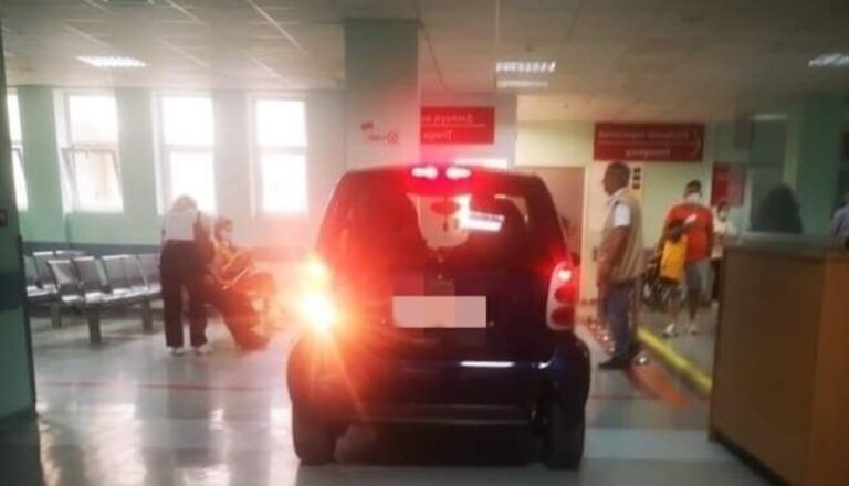 ΚΑΤ: Ασθενής εισέβαλε με το αυτοκίνητό του στα επείγοντα – «Δεν έβρισκε τραυματιοφορέα»