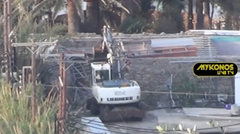 Μπουλντόζες κατεδαφίζουν από το πρωί αυθαίρετα στο NAMMOS στη Μύκονο – Δείτε το βίντεο