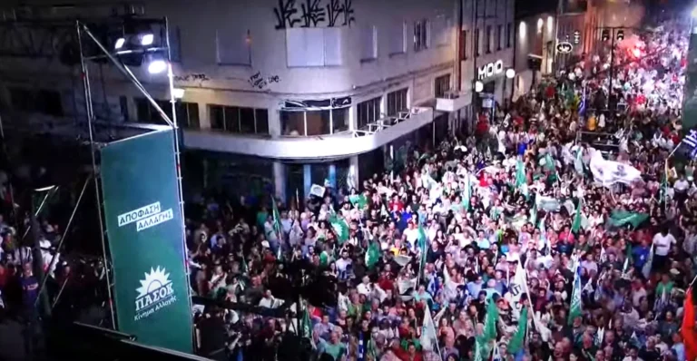 Τι κι αν έστειλε εξώδικο στο ΠΑΣΟΚ η Λοΐζου; Με το «Καλημέρα ήλιε» μπήκε ο Ανδρουλάκης στην ομιλία του