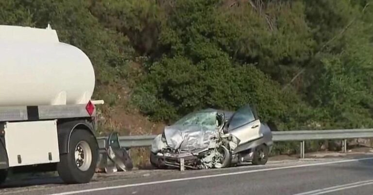 Τροχαίο στη Μάνδρα: Σφοδρή σύγκρουση βυτιοφόρου με ΙΧ