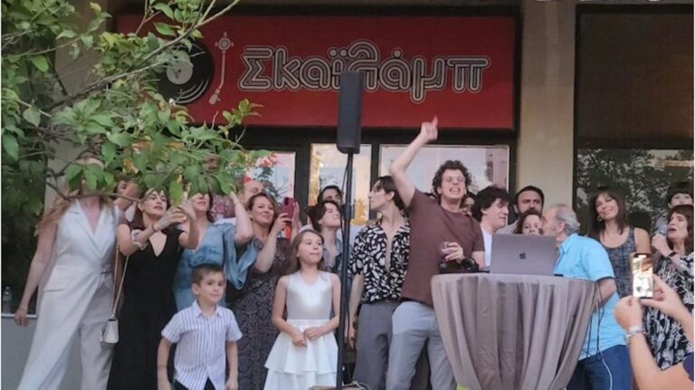Φεύγουν τα «Καλύτερά μας χρόνια» – Συγκινητικές στιγμές στο μεγάλο πάρτι αποχαιρετισμού της σειράς