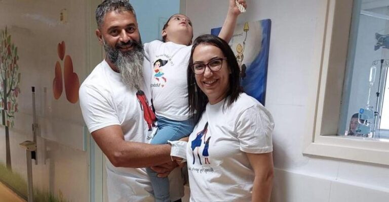 Τα κατάφερε: Η μικρή Μοδέστια χτύπησε το καμπανάκι της νίκης κατά της λευχαιμίας
