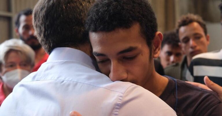 «Με τον άνθρωπο, χωρίς όρους»: Η αγκαλιά Τσίπρα σε επιζώντα του ναυαγίου που έχασε τον αδερφό του