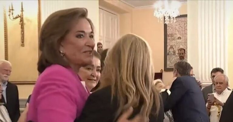 Ντόρα Μπακογιάννη: «Πάντα άξιος» – Η θερμή αγκαλιά στη Μαρέβα και η συγκίνηση στην ορκωμοσία του αδελφού της