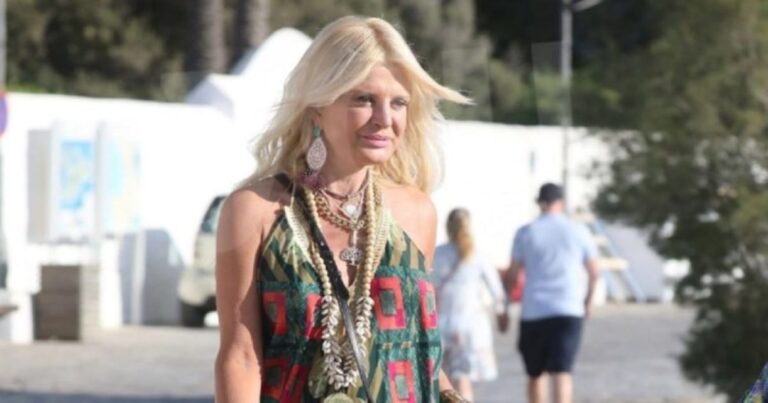 Πρέπει να την κοιτούσε όλη η παραλία – Οι πόζες της Μαρίνας Πατούλη με μπικίνι χωρίς ίχνος ρετούς