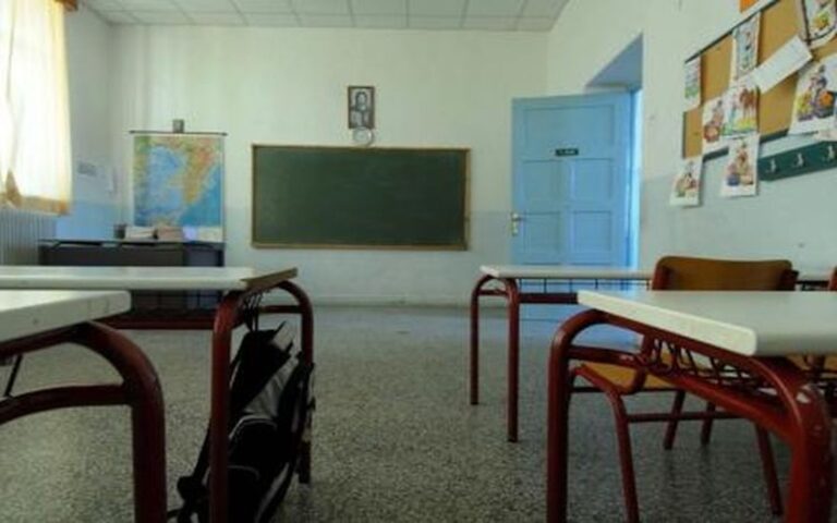 Στους μαθητές ποιου σχολείου μοιράστηκαν γλυκάκια και κάρτες με το όνομα και την υποψηφιότητα βουλευτή;