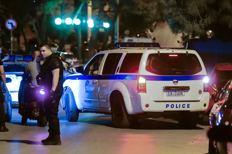 Μεγάλη καταδίωξη στην Αθήνα – Χειροπέδες σε δύο οπλισμένους Αλβανούς