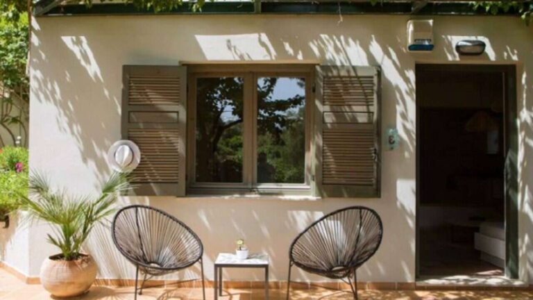 Μικροσκοπικό σπίτι στα Χανιά: Είναι μόλις 40 τετραγωνικών, έχει όλες τις ανέσεις, μοιάζει με βίλα και το εσωτερικό του εντυπωσιάζει