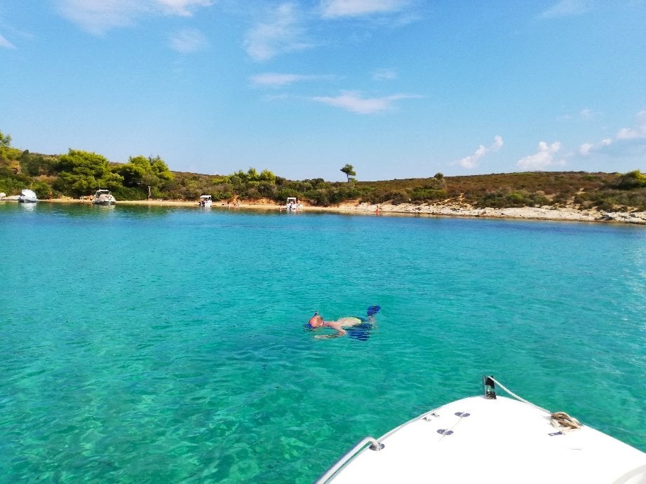 Το όνειρο κάθε τουρίστα: Το ελληνικό νησί της ηρεμίας που έχει 12 μήνες ζεστά νερά και καθόλου κύμα (Pics)