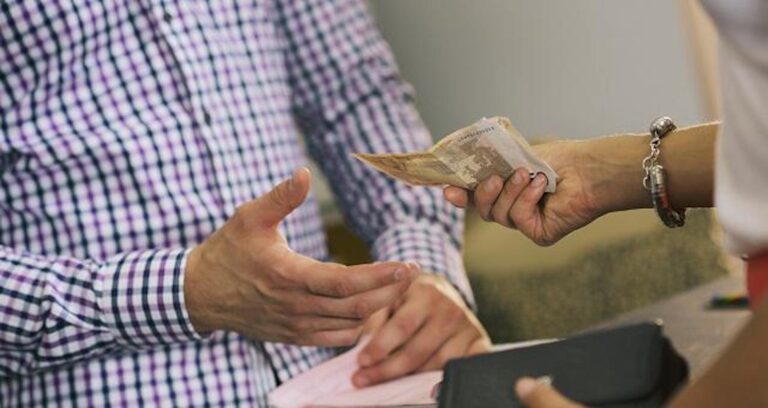 Έχω εξωσυζυγική σχέση και ο εραστής μου έχασε τη δουλειά του. Να τον βοηθήσω οικονομικά;