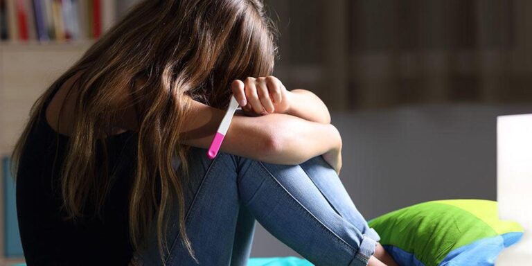 Έμεινα έγκυος από τον παντρεμένο γείτονά μου. Πώς να βγάλω τη γυναίκα του από τη μέση;