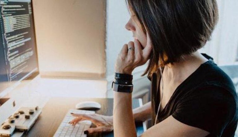 Ενήλικος προσέγγισε χυδαία τη 14χρονη κόρη μου. 2 χρόνια μετά ακόμα περιμένουμε τη δίκη….