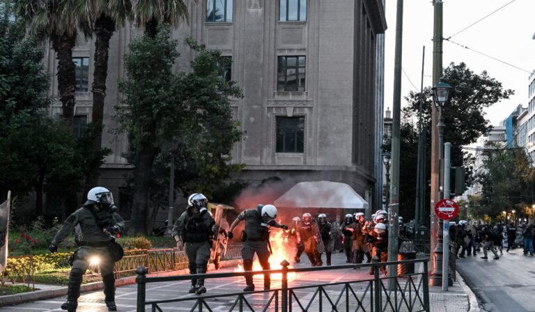 Ναυάγιο στη Πύλο: Δίωξη για κακούργημα στους 21 συλληφθέντες στα επεισόδια κατά τη διάρκεια πορείας στην Αθήνα