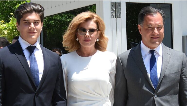 Έλαμψε η Ευγενία Μανωλίδου μέσα στο λευκό φόρεμα της – Στο πλευρό του Άδωνι Γεωργιάδη στην ορκωμοσία και τα παιδιά του