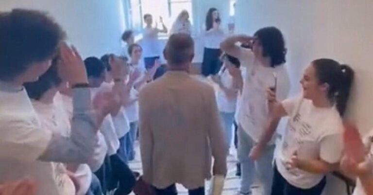 Ιταλία: Μαθητές αποθεώνουν καθηγητή τους που βγαίνει σε σύνταξη – Το συγκινητικό αντίο στον «αρχηγό»