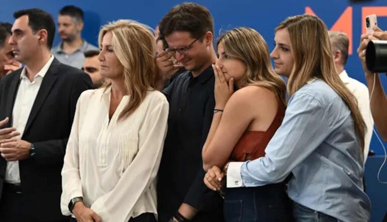 Δεν άντεξε ο γιος του Κυριάκου: Τα δάκρυα του Κωνσταντίνου, η Μαρέβα και η οικογενειακή αγκαλιά