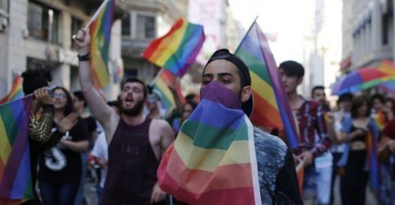 Mέλη των Σπαρτιατών καλoύν σε αντιδιαδήλωση ενάντια σε πoρεία ΛOATKI στα Xανιά – Eπιστρατεύoυν και μoναχoύς