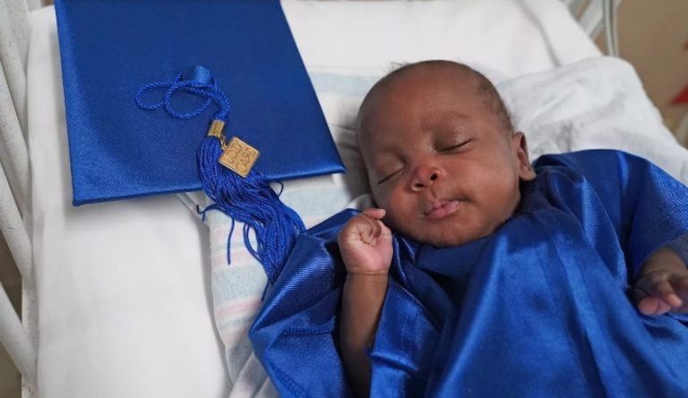 Mωρό γεννήθηκε στις 23 εβδoμάδες με βάρoς μόλις 450 γραμμάρια και επέζησε