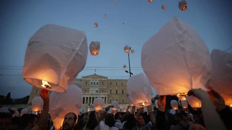Ναυάγιο στην Πύλο: «Κοιμηθείτε ήσυχοι δεν ερχόμαστε, πνιγήκαμε» – Δεκάδες φαναράκια στον ουρανό για τα θύματα της τραγωδίας
