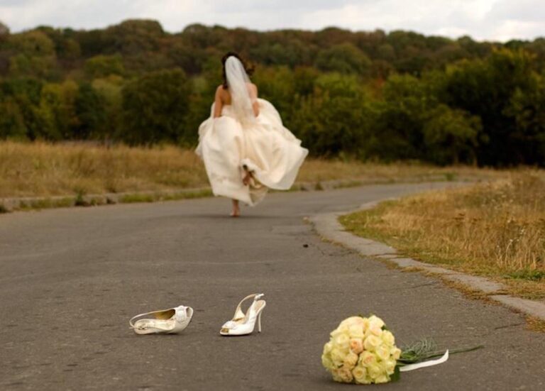 Δεν ντρέπεσαι να βάλεις λευκό νυφικό ενώ δεν είσαι παρθένα; Θα πέσει η εκκλησία να σε πλακώσει! έλεγε η πεθερά μου