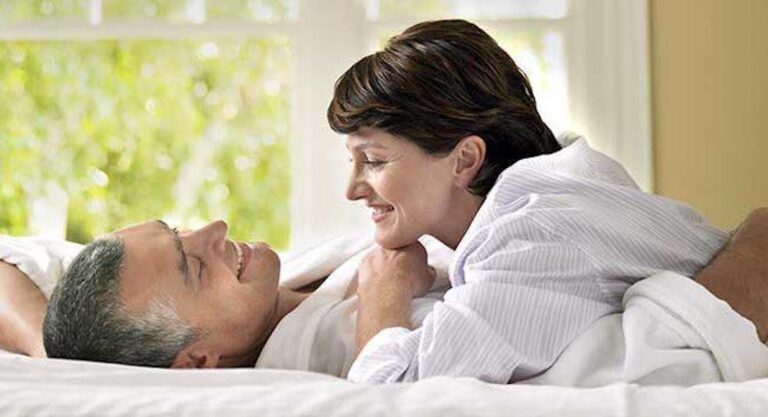 Ο γιος μου μας άκουσε να κάνουμε έρωτα με τον πατριό του και από τότε δεν μου μιλάει