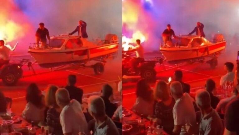 Ο Κώστας Σαφέτης έφτασε σε πανηγύρι με σκάφος και τραγούδησε το «Ακυβέρνητο καράβι»