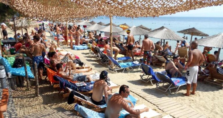 Μπουνιές για τις τσιρίδες στην παραλία-γονείς πιάστηκαν στα χέρια!