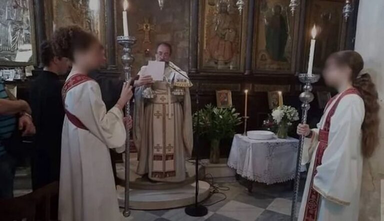 Σε αργία ιερέας που έντυσε «παπαδάκια» 14χρονα κορίτσια – Οι πιστοί τον στηρίζουν και καλούν την Εκκλησία να αλλάξει απόφαση