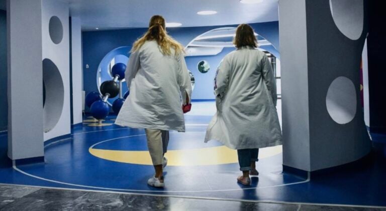 Ο κορονοϊός είναι ακόμα εδώ – Χαμηλός ο δείκτης θετικότητας, αλλά στους 40 οι διασωληνωμένοι ασθενείς