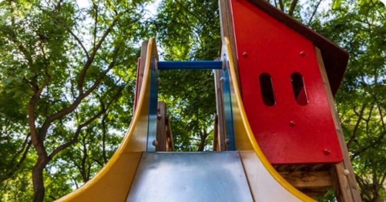 Άγνωστος έριξε οξύ σε τρεις τσουλήθρες σε παιδική χαρά – 2 παιδιά έπαθαν εγκαύματα