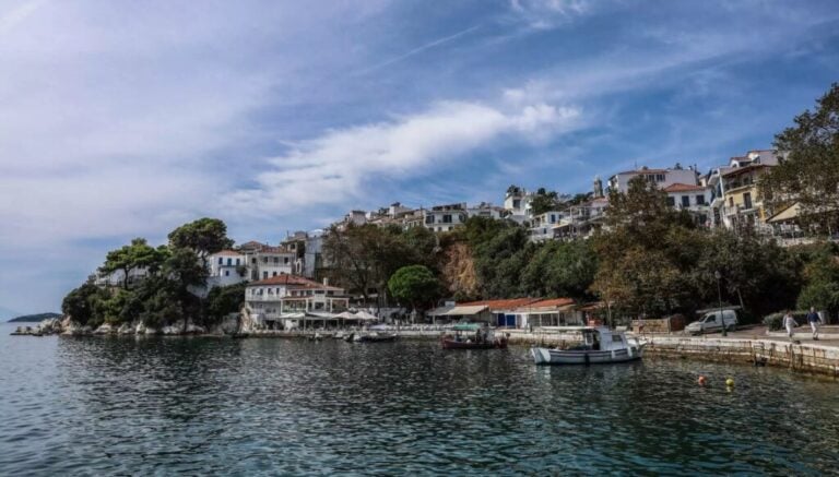 Το περιστατικό είναι αληθινό και συνέβη χθες στην παραλία: «Έτσι μεγαλώνουν τα παιδιά τους κάποιοι Ελληνάρες»