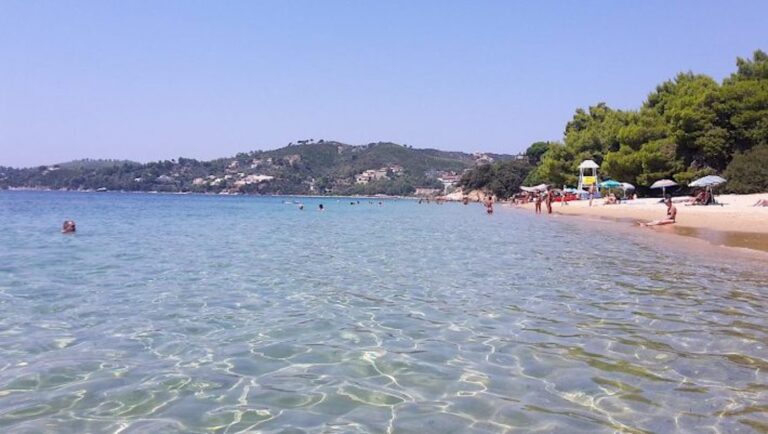 Παραλίες καλύτερες απ’ την Ψαρρού, τιμές 50% κάτω: Το νησί που δεν βλέπει φέτος τη Μύκονο σου δίνει 64 λόγους για να το επισκεφτείς