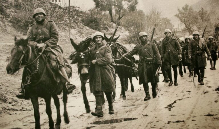 «Τα μάτια του αλόγου μου». Η συγκινητική ιστορία ενός στρατιώτη που έχασε το άλογό του κυνηγώντας Ιταλούς στην Αλβανία…