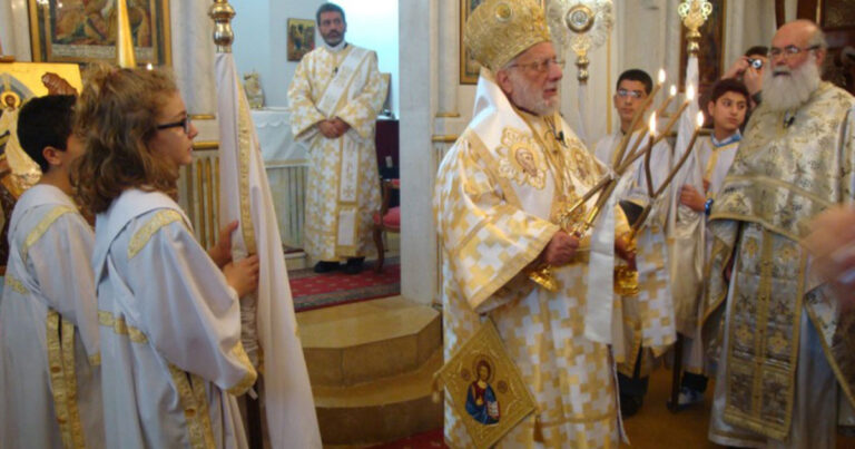 Ιερέας έκανε «παπαδάκια» δύο κορίτσια και τέθηκε σε αργία