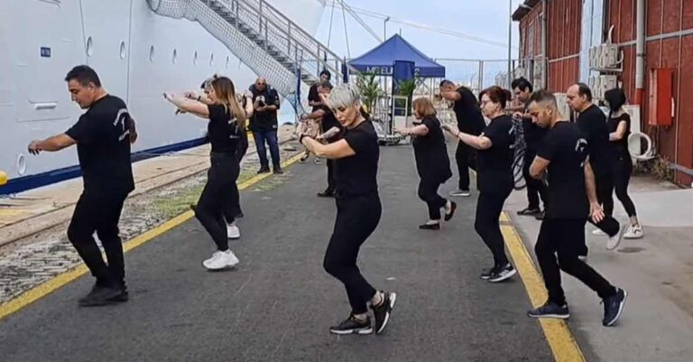 Θεσσαλονίκη: Υποδέχτηκαν τουρίστες κρουαζιερόπλοιων με ζεμπεκιές, συρτάκι και κουλούρια