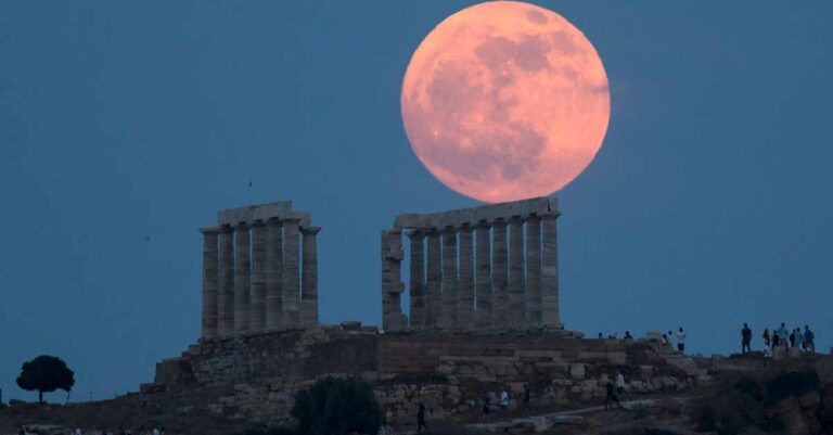 «Φεγγάρι της Φράουλας»: Εντυπωσιακές εικόνες από την πρώτη Πανσέληνο του καλοκαιριού