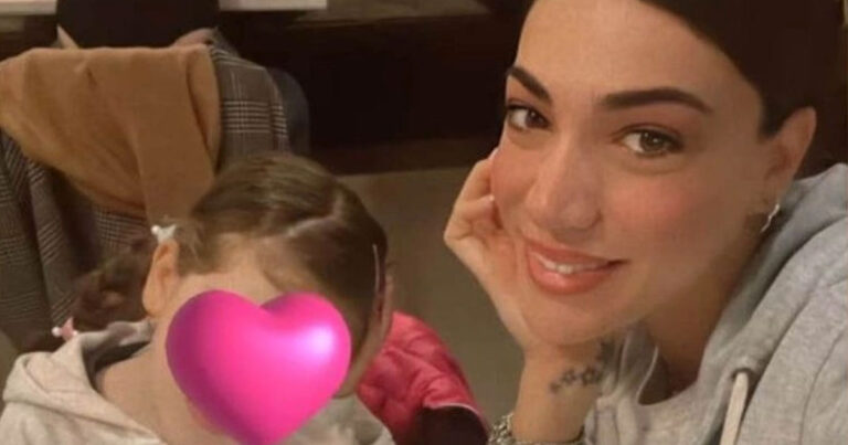 Ήβη Αδάμου: Πλατσουρίσματα με τη μικρή Ανατολή – Η νέα φώτο