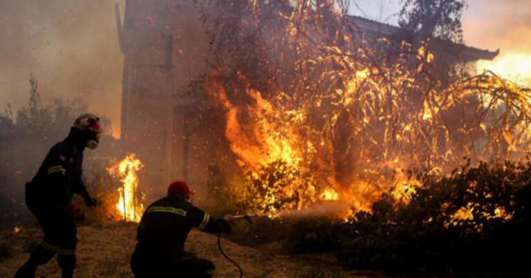 Εύβοια: Φωτιά εντός του οικισμού Χαραυγή – Κοντά σε σπίτια οι φλόγες