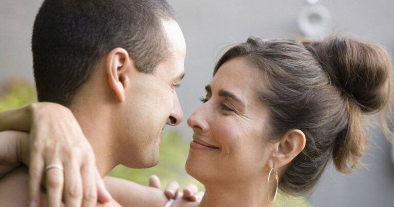 Είμαι 22 και η κοπέλα μου 55. Τί πειράζει;