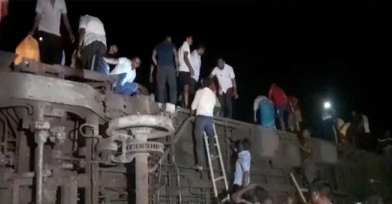 Ινδία: Εκτροχιασμός τρένου με πάνω από 50 νεκρούς
