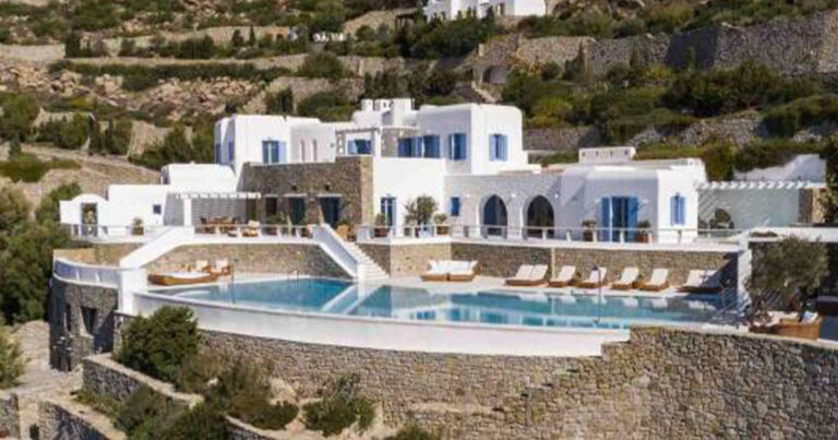 Τουρισμός: Βουτιά έως 50% για τις βίλες σε Μύκονο και Σαντορίνη – Γιατί πέφτουν τα ενοίκια