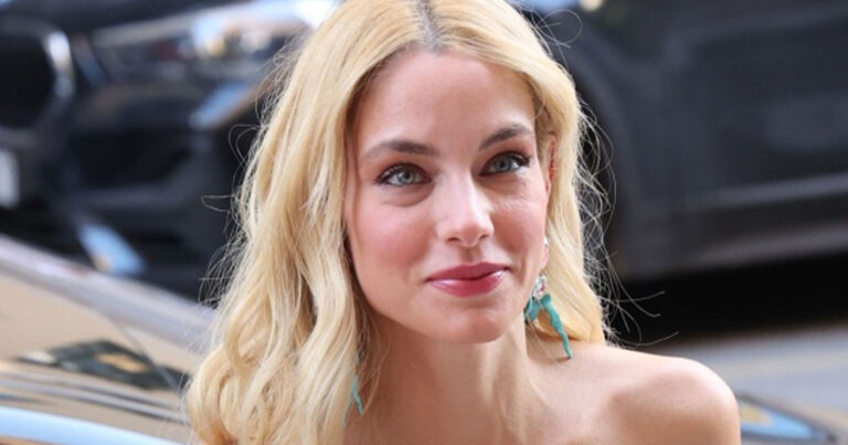 Με γαλάζιο φόρεμα και εντυπωσιακά πέδιλα η Γερμανίδα μητέρα της Δούκισσας Νομικού, Ούρσουλα