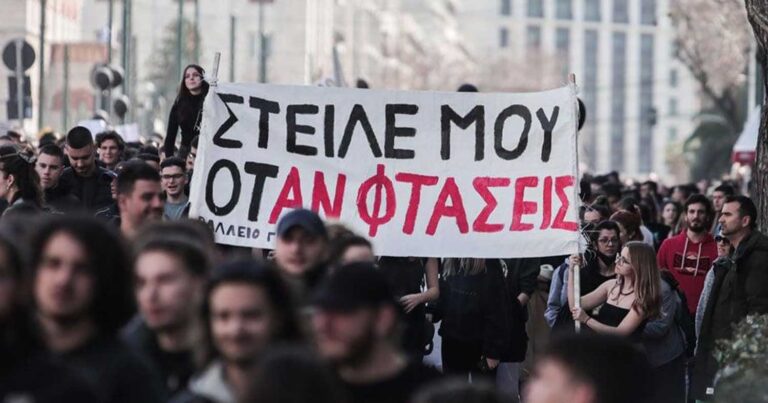 Τέμπη: Οι συγγενείς των θυμάτων βλέπουν καθυστέρηση στην έρευνα και καταγγέλλουν επιθέσεις στο Διαδίκτυο και σιωπή ορισμένων ΜΜΕ