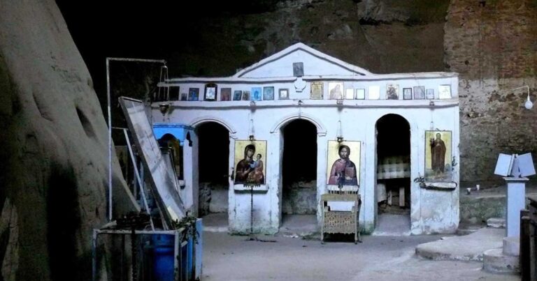 Γούμερο: Η εκπληκτική μονή του «Ασκητή» που είναι σφηνωμένη ανάμεσα σε δύο βουνά